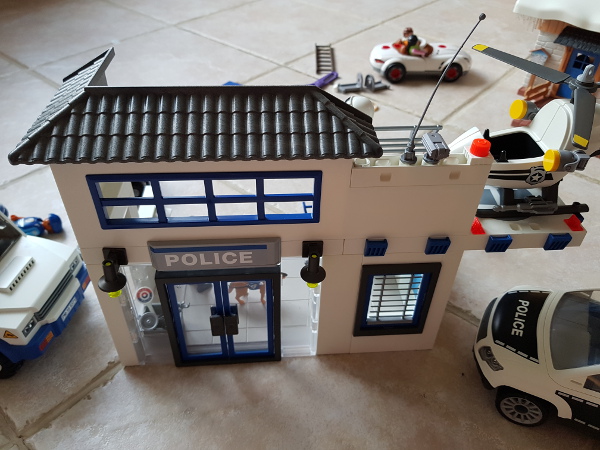 Playmobil Police Station And Police Transporter Review - Natural